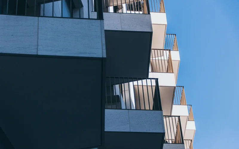 Neubau-Wohngebäude mit Balkonen